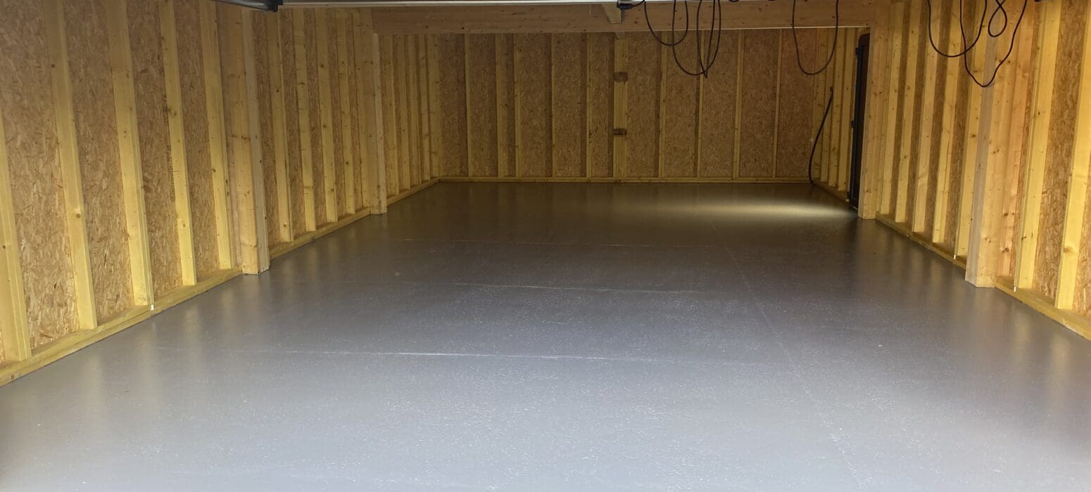 intérieur d'un garage en bois avec dalle béton