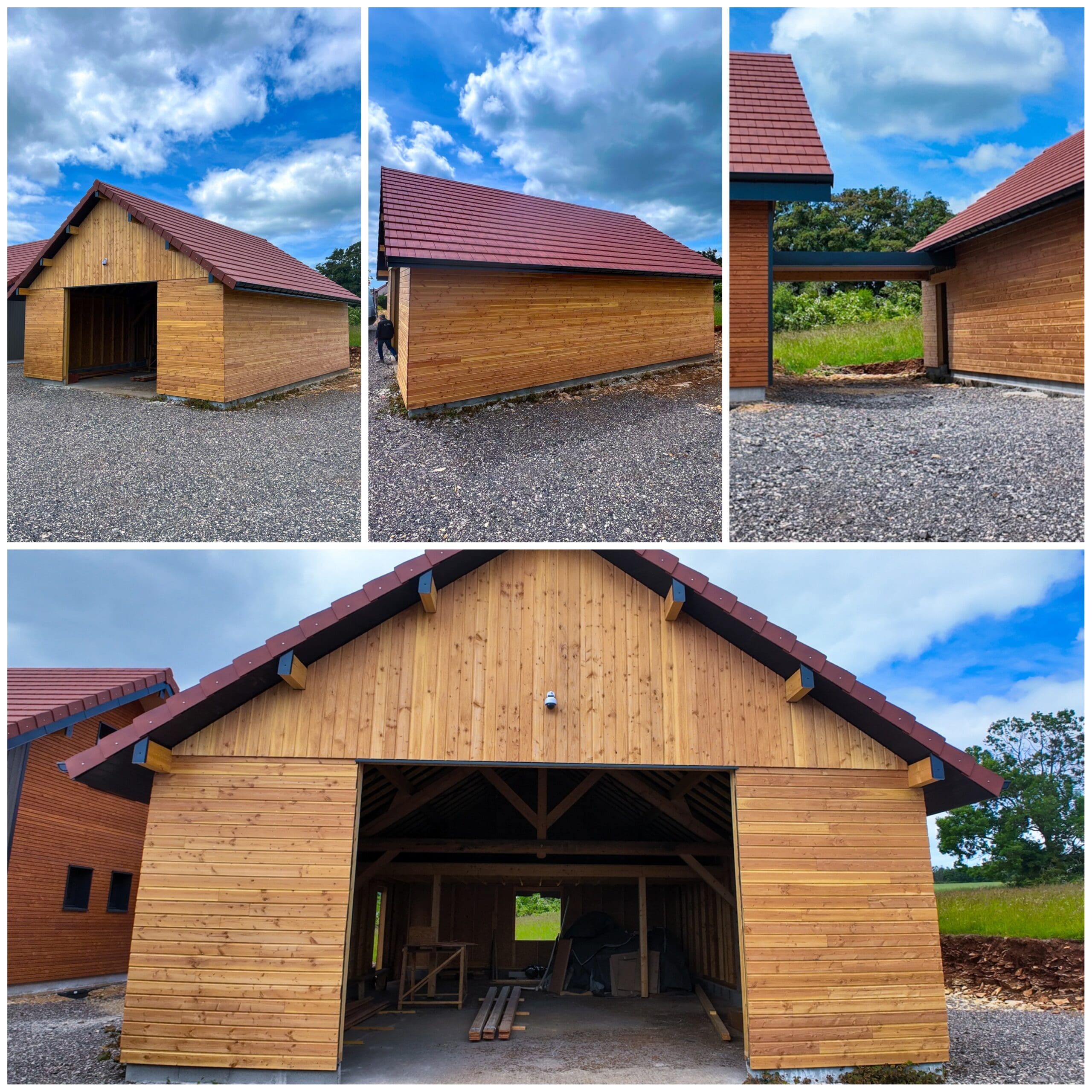 Garage bois sur-mesure accolé à une maison Garage en ossature bois de 10,6m x 8,2m avec bardage Douglas naturel, accolé à une maison, toiture en tuiles rouges et grande ouverture de 4x3m en façade