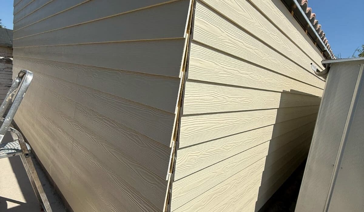 vue d'un angle de garage avec bardage en cedral LAP