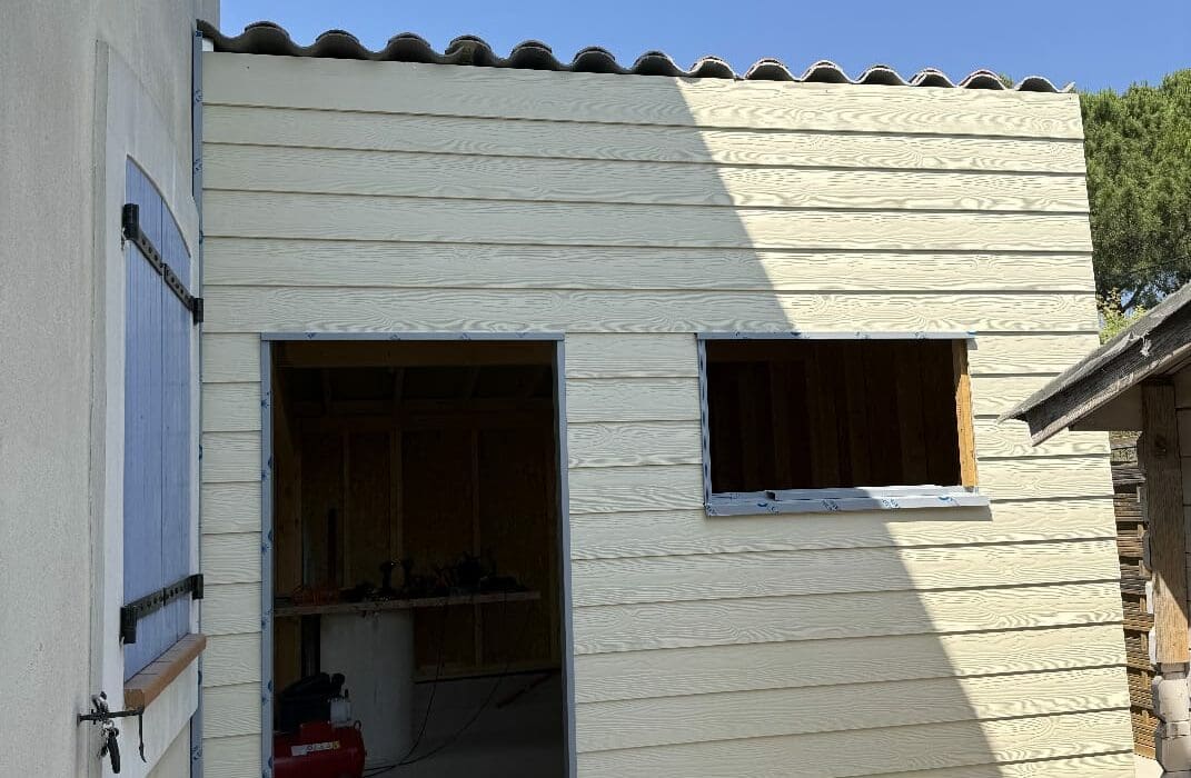 vue arrière d'un garage en bois avec un bardage cedral lap blanc vanille