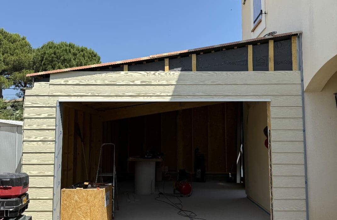 vue d'un garage de face avec ouverture de 2 mètres 40 pour la porte de garage