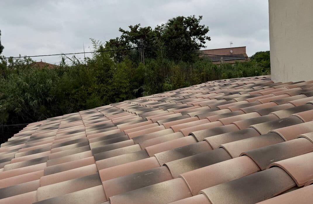 vue d'une toiture de garage bois avec tuiles et accolement à la maison